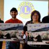 Der neue Lionsclub-Adventskalender 2023 ist da. Auf einen großen Spendenerfolg hoffen (von links) Christine Wehe-Bamberger (Künstlerische Gestaltung), Sean Alistair (Maler), Brigitte Schmidt (Organisatorin) und Jürgen Heusinger (Präsident Lionsclub Bad Königshofen).