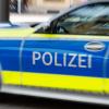 Nach einer Unfallflucht im Ortskern von Rödelsee rückte am Freitagabend die Kitzinger Polizei an (Symbolbild).