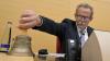 Der unterfränkische Grünen-Landtagsabgeordnete Paul Knoblach hatte zur Eröffnung des neuen bayerischen Landtags als Alterspräsident und Sitzungsleiter die Glocke in der Hand.