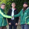 Bei einem gemeinsamen Termin bei Bereichsleiter Thomas Geuppert (Mitte) wünscht Dominik Maierhöfer (links) vom inklusiven Garten- und Landschaftsbaubetrieb des AWO-Bezirksverbandes Unterfrankens seinem Nachfolger Christopher Leuz alles Gute.