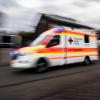 Im Rahmen eines Kreisklassen-Fußballspiels ist am Sonntag eine Frau verletzt worden – sie wurde mit dem Rettungswagen (hier ein Symbolbild) in eine Klinik gebracht. 