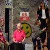 Eine bunt gemischte Gruppe von Reisenden wartet auf die Weiterfahrt auf dem „Provinzbahnhof“ im Pfarrsaal Pfarrweisach, von links: Felix Kuhn, Christian Kempf, Wilfried Autsch, Petra Markert-Autsch, Annika Lurz, Barbara Mildenberger.