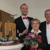 Elvira Wülk -Metzger und Klaus Metzger sind neue Ehrenmitglieder im Liederkranz Gelchsheim. Die Ernennung nahm Vorsitzender Johannes Reiffert (links) beim Jubiläumskonzert zum 70-jährigen Bestehen vor.