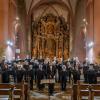 Der Chor Mixtura Cantorum applaudiert dem Organisten Tobias Kerscher (Mitte) nach dem gemeinsamen Konzert in der Stadtpfarrkirche St. Kilian in Mellrichstadt. Vorne rechts im Bild der neue Dirigent Mario Gebert.