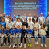 Offizielles Ehrungsfoto der Sportlerehrung 2023 der Gemeinde Veitshöchheim mit 26 (von 54) mit Gold, Silber oder Bronze Geehrten und den Veranstalter-Vertretern.