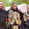 Kostümierte Mittelalterfans (von links): Sebastian, Nadine und Brigitte aus Würzburg hatten ihren Spaß an dem Halloweenfest mit Mittelalter- Fantasymarkt auf dem Festplatz in Gaukönigshofen.