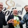 Da haben die Bürgermeister gut lachen. Bierprobe für das Partnerschaftsbier "Grünecker" in der Goikel Bräu in Halsbach. Von links: Grünsfelds Bürgermeister Joachim Markert, Rienecks Bürgermeister Sven Nickel, Braumeister Manuel Müller.