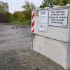 Nicht allen Lülsfeldern gefallen die Betonklötze als Absperrvorrichtung vor dem Häckselplatz.