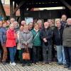 Die Handelsschule Abschlussklasse von 1968 vor der historischen Weinkelter an der Vinfothek.