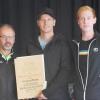 Urkundenübergabe zum 100-jährigen Bestehen der DJK Schönau. Auf dem Foto von links Klaus Greier (BLSV Bezirks- und Kreisvorsitzender), Florian Zirkelbach (1. Vorsitzender DJK Schönau), Philipp Vey (Sportwart DJK Schönau).