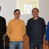 Bürgermeister Günter Koser (rechts) vereidigte die neuen Feldgeschworenen (von links) Dominik Götz, Frank Scheiner und Thomas Weidner.