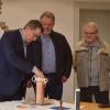 Bürgermeister Wolfgang Lampe (von links) befüllte im Beisein seines Stellvertreters Hermann Schuch und Kreisheimatpfleger Georg Schöck die Zeitkapsel. Bürgermeister Wolfgang Lampe (von links) befüllte im Beisein seines Stellvertreters Hermann Schuch und Kreisheimatpfleger Georg Schöck die Zeitkapsel.