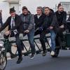 Auf dem Sieben–Sitzer-Fahrrad luden die Vereinsmitglieder zur Kirchweih ein.
