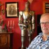 Jürgen Brückner aus Steinfeld hat viele Hobbys und Sammler-Leidenschaften. Seine Liebe zu Burgen symbolisiert die Ritterrüstung in seinem Wohnzimmer. Auf Google Maps ist Brückner "Local Guide" mit Level 8 von 10. 