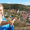 Linda Keller trägt zur Zeit zwei Kronen: auf dem Kopf die der Fränkischen Weinprinzessin, in der Hand ihre Ramsthaler Krone.