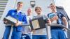 Wenn Energiescouts mitdenken, wird Energie gespart: Johannes Wach (von links/Industriemechaniker), Thomas Kleedörfer (Leiter der Schlosserei), Noah Nicola (Elektroniker für Betriebstechnik) und Andreas Spitzhirn (Leiter der Elektrik) zeigen die neuen LED-Lampen für die Außenbeleuchtung, mit denen Kräuter Mix in Abtswind Stromkosten reduziert.