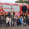 Das Foto zeigt Stefan Gegner, Wolfgang Mehring, Reinhold Schätzlein, Sebastian Gegner, Dominik Heilmann und die Mädchen und Jungen des Casteller Kindergartens.