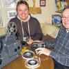 Wie der Vater so der Sohn: Hans-Peter (links) hat mit seiner digitalen Filmkamera die Super-8-Filme seines Vaters Peter Schonder abgefilmt. Seit einigen Jahren stellt er seine Filme bei Youtube ins Internet. Die Ausrüstung von Hans-Peter passt in eine Hand, Peter Schonder braucht einen großen Koffer, um alle Bänder und Geräte unter zu bringen.