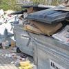 (fi)   Nicht mehr Herr wird die Stadt der illegalen Müllablagerungen an Standorten für Wertstoff-Container. Besonders tut sich hier der Standplatz an der Berliner Straße hervor. Hier ist es auch ein Leichtes, im Schutz einer hohen Hecke Abfall abzuladen, der nicht ins Wertstoff-Konzept passt. Im Bild hat ein Unbekannter die ohnehin schon überquellenden Altpapier-Container mit großen Plastikteilen „abgedeckt“. Aber auch Hausrat, Computerteile, Essensreste, Elektroschrott und vieles mehr entsorgen unbekümmerte Zeitgenossen billig an den Containern. Die Standorte immer wieder sauber zu machen, ist für die Stadt eine Sisyphos-Arbeit. Die kostet erstens Arbeitszeit, zweitens muss auch die Stadt für die Entsorgung des Mülls Gebühren zahlen. Insofern zahlen alle Bürger für das egoistische Treiben Einzelner mit. Stadtbaumeister Jens Pauluhn teilt dazu mit, dass solche Ablagerungen jetzt regelmäßig bei der Polizei angezeigt werden. Ferner sind die Mitarbeiter angewiesen, den Müll nach Hinweisen auf die Herkunft zu überprüfen. Einige Täter hat man dadurch schon ausfindig gemacht.