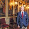 Mag Musik: Karl Friedrich Fürst von Hohenzollern posiert in Sigmaringen für den Fotografen. Seine Vorfahren haben noch Kriege geführt und Königreiche geführt. Karl Friedrich Fürst von Hohenzollern ist heute ein ganz normaler Unternehmer mit 3200 Beschäftigten in der Automobilindustrie und der Forstwirtschaft. An diesem Freitag wird er 60 Jahre alt.