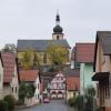 Die Kirche von Karbach prägt das Ortsbild.