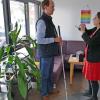 Bürgermeister Lukas Braun ließ sich von Fachberaterin Carolin Mischke eine Brille mit starker Seheinschränkung und einen Taststock geben, um so als praktisch Blinder durch das Mehrgenerationenhaus Familienzentrum zu laufen.