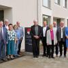 Der Vorstand der Caritas Sozialstation St. Gregor Fährbrück e.V. mit seinen Ehrengästen am Tag der Eröffnung. Das Foto zeigt von links: Landtagsabgeordneter Volkmar Halbleib, Vereinsvorsitzender Axel Möller, Beisitzerin Sieglinde Bayerl, Landtagsabgeordnete Kerstin Celina, Schriftführer Armin Hackl, die Pfarrer Helmut Rügamer und Ivar Brückner, Geschäftsführerin Birgit Schuhmann, Landrat Thomas Eberth, Landtagsabgeordneter Manfred Ländner, die stellvertretende Vorsitzende Angelika Königer und Beisitzer Michael Weber. Der Vorstand der Caritas Sozialstation St. Gregor Fährbrück e.V. mit seinen Ehrengästen am Tag der Eröffnung. Das Foto zeigt von links: Landtagsabgeordneter Volkmar Halbleib, Vereinsvorsitzender Axel Möller, Beisitzerin Sieglinde Bayerl, Landtagsabgeordnete Kerstin Celina, Schriftführer Armin Hackl, die Pfarrer Helmut Rügamer und Ivar Brückner, Geschäftsführerin Birgit Schuhmann, Landrat Thomas Eberth, Landtagsabgeordneter Manfred Ländner, die stellvertretende Vorsitzende Angelika Königer und Beisitzer Michael Weber.