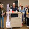 Der neue "Snoezelen"-Wagen für das Seniorenzentrum Bergtheim soll die Sinne der Senioren anregen. Das Foto zeigt von links nach rechts:  Bankvorstand Thomas Endres, die stellvertretenden Freundeskreisvorsitzenden Monika Fischer und Konrad Schlier, Geschäftsführer Michael Pfab, Betreuungsassistentin Tharanga Baumeister, Freundeskreisbeirat Oswald Endres, Einrichtungs- und Pflegedienstleiterin Elena Schreiner und Freundeskreisvorsitzender Edgar Bauer.