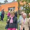 Sie unternehmen gemeinsam einen Rundgang durch das Gelände der Deegenbergklinik: Monika Hohlmeier, Prof. Dr. Dr. Peter Deeg, Jadwiga Deeg und Mitglieder der CSA Bad Kissingen.