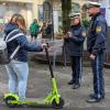 Diese Elektro-Scooter-Fahrerin wird von den Polizeioberkommissaren Martina Fischlein und Florian Heuring freundlich ermahnt.