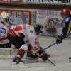 Schweinfurts Christian Masel (rechts) versucht in dieser Szene vergeblich, sich gegen Buchloes Andreas Schorer und Goalie Johannes Wiedemann (links) durchzusetzen.