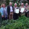 Die Urkunden und Plaketten für den „Naturgarten – Bayern blüht“ überreichten an Gerhard Karl (Vierter von links) und Wolfgang Schäfer (Fünfter von links) Beate Fiala, Bürgermeisterin Elisabeth Drescher, Karl Wolf, Evelyn Hatzung und Christine Bender.
