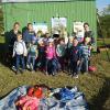Klassenlehrerin Claudia Withs (links) und Streuobstwiesenführerin Melanie Engelmann (rechts) freuen sich mit den Kinder der Klasse 1b über die informative Veranstaltung im grünen Klassenzimmer.