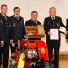 Foto: Kreisbrandmeister Christoph Steger, 1. Kommandant Michael Glückert, 2. Kommandant Matthias Raab, Ehrenlöschmeister Thomas Schmitt, Ehrenkommandant Ansgar Graser, 1. Vorsitzender Julian Schmitt.