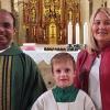 Von Pater Jose und Ministrantenbeauftragte Carlon Haag wurde der Neue in die Schar der Ministranten aufgenommen.