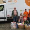 Mitarbeiter der Tafel Gerolzhofen und Schweinfurt bei der Spendenübergabe. Mitarbeiter der Tafel Gerolzhofen und Schweinfurt bei der Spendenübergabe.