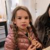 Stolz präsentierte Emma ihren fertigen Leder-Anhänger, den die Grundschülerin selbst zusammen mit ihrer Mama gestaltet und bearbeitet hat. Stolz präsentierte Emma ihren fertigen Leder-Anhänger, den die Grundschülerin selbst zusammen mit ihrer Mama gestaltet und bearbeitet hat.