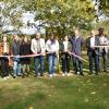 Gemeinsam durchschnitten die Ehrengäste das Absperrband und eröffneten den neuen Kinderspielplatz. 
