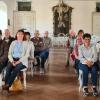 Die Reisegruppe der Altbürgermeister*innen mit ihrer Begleitung im weißen Saal des Wasserschlosses.
