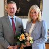 Andrea Polz, die Geschäftsleiterin des Landgerichts Schweinfurt, feierte 40. Dienstjubiläum. Dazu gratulieren der Präsident des Landgerichts Schweinfurt, Franz Truppei .