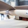 Die Papierbänder werden bei der Firma IPT in Schondra auf einem Metalldorn zur Hülse aufgewickelt.