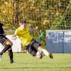 Lukas Götz vom TSV Eisingen im Duell mit David Riepel vom ETSV Würzburg. Beobachtet wird das Ganze von ETSV-Keeper Elias Zöller.