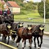 Die Leinen fest in weiblicher Hand: die Postkutsche mit den Kutscherinnen Yvonne Körner (links) und Paulina Klöffel auf der Brücke vor Schloss Aschach.