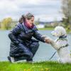 Monica Gomes, hier mit ihrer Therapiehündin Kimi, setzt sich zusammen mit anderen für die Rechte von Gewaltopfern ein.