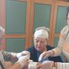 Die Teilnehmerinnen und Teilnehmer am Erste-Hilfe-Kurs in der Gemeinde Wülfershausen bei der praktischen Anwendung der erlernten Verbände.