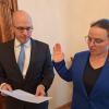 Dorothea Deeg wird von Oberbürgermeister Dirk Vogel (SPD) im Stadtrat vereidigt.