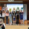 Kinder, Lehrkräfte, Schulleiterinnen und Schulleiter feierten die Zertifizierung der neuen Sport-Grundschulen aus dem fränkischen Raum und der Oberpfalz in der Sport-Grundschule Karlstadt.
