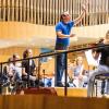 Mit großer Geste: Dirigent Allan Bergius animiert das Bundesschulmusikorchester schon bei der Probe zu großer musikalischer Dramatik. 