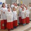 60 Jahre St. Lioba im Pilziggrund wurden mit Festgottesdienst und Gemeindefest gefeiert, Diakon Gregor Groß (Mitte) trägt eine Figur der Hl. Lioba.