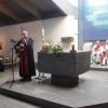 Beim Abschiedsgottesdienst im ÖZ griff Pfarrer Christoph Lezuo zur Gitarre und sang „My sweet Lord“ von George Harrison. Im Hintergrund rechts, v.l.: Diakon Gregor Groß, Pfarrer Dr. Harald Fritsch und Dekan Dr. Wenrich Slenczka. Beim Abschiedsgottesdienst im ÖZ griff Pfarrer Christoph Lezuo zur Gitarre und sang „My sweet Lord“ von George Harrison. Im Hintergrund rechts, v.l.: Diakon Gregor Groß, Pfarrer Dr. Harald Fritsch und Dekan Dr. Wenrich Slenczka.